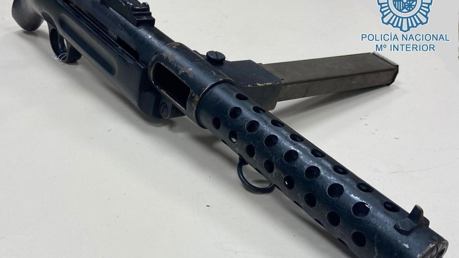 El subfusil intervenido en casa del Raya.