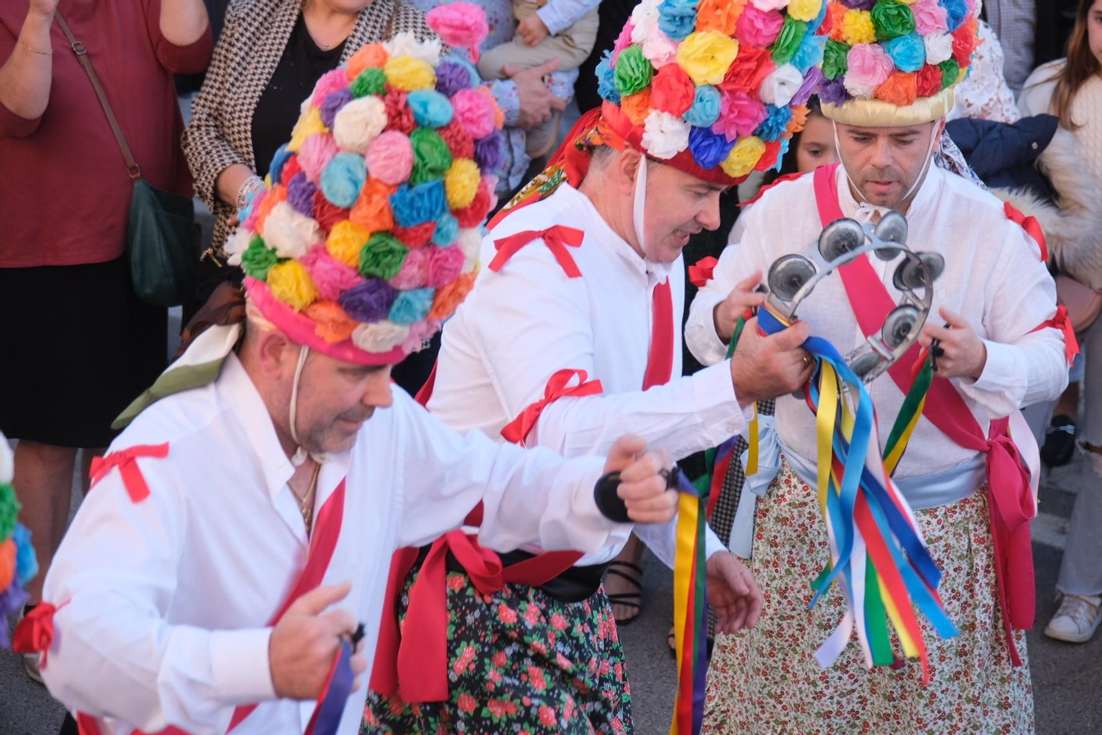 Las ancestrales danzas de San Isidro en Fuente-Tójar, en imágenes
