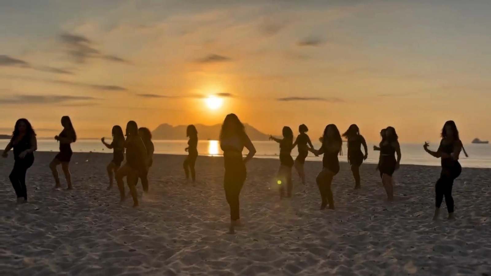 La bailarina algecireña Nai Auzmendi arrasa con una espectacular coreografía de Jennifer Lopez en la playa de Getares