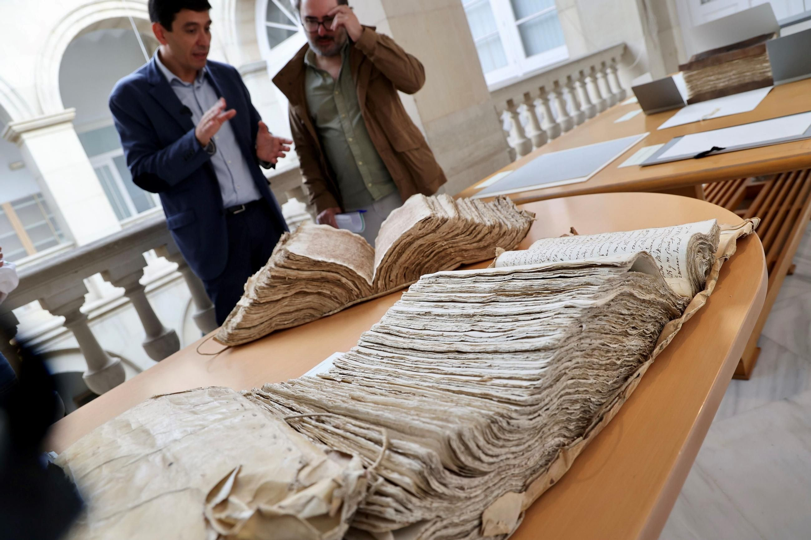 Braulio Vázquez, director del Archivo, muestra algunos de los documentos más destacados.