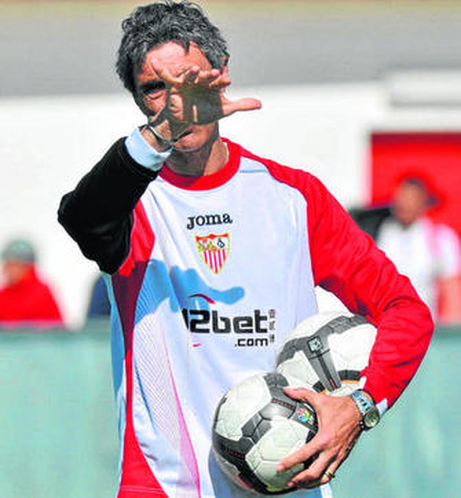 Antonio Álvarez da instrucciones durante el entrenamiento de ayer.