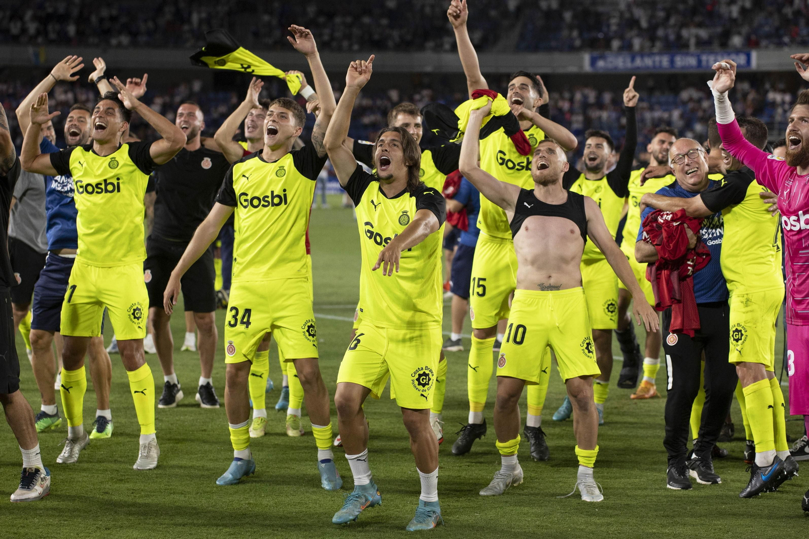 Los jugadores del Girona celebran al final el ascenso conseguido contra el Tenerife.