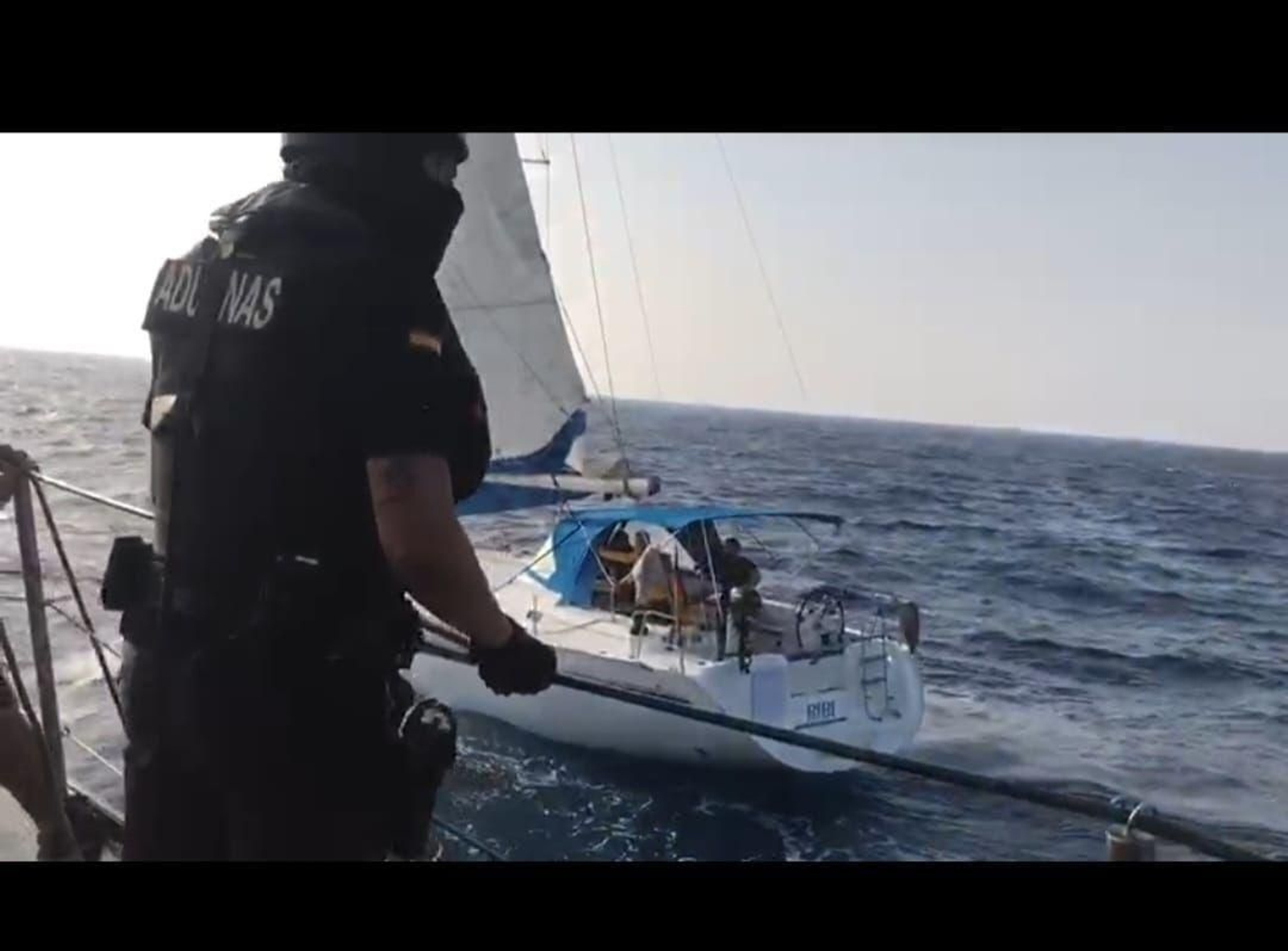 Intervención policial al velero con bandera alemana.
