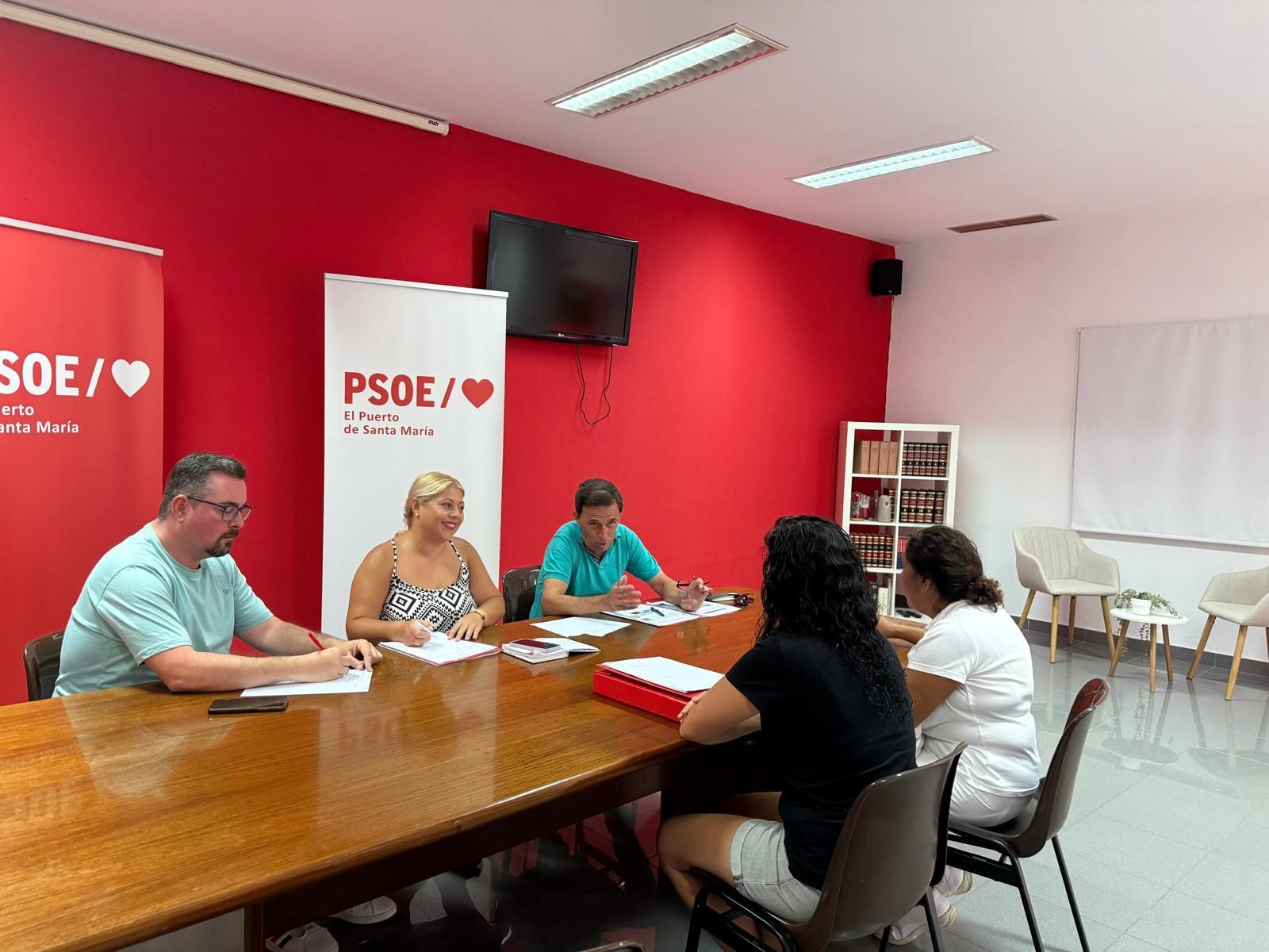 Momento de reunión entre los socialiastas y las representantes de UGT del Servicio de Ayuda a Domicilio.