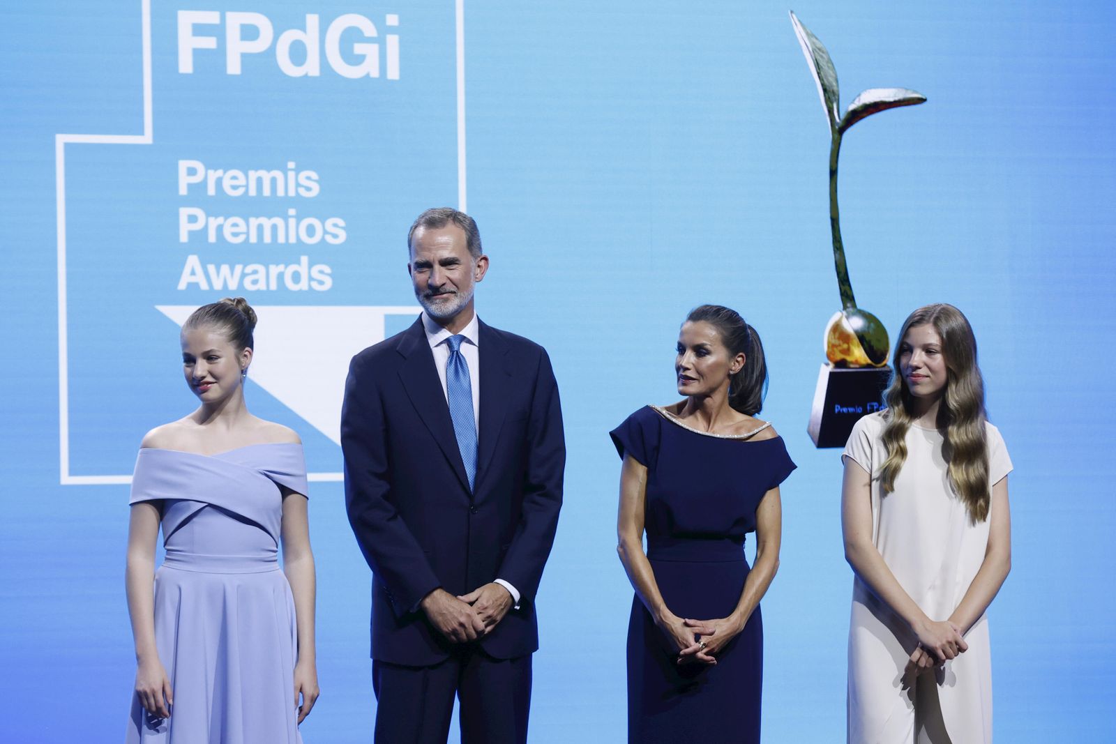 Los reyes Felipe VI  y Letizia, junto a la princesa Leonor  y la infanta Sofía en Girona