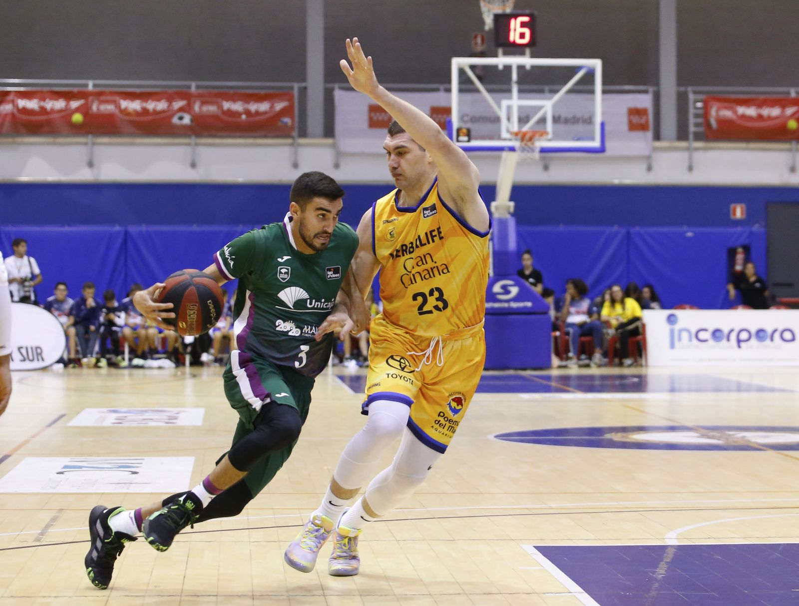 La primera victoria del Unicaja, en fotos