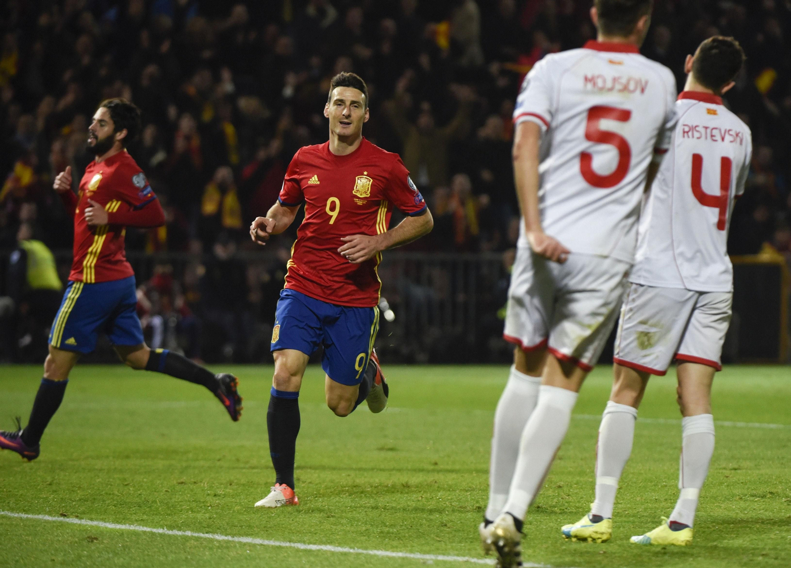 Aduriz celebra el gol conseguido ante Macedonia en el encuentro disputado en Los Cármenes.