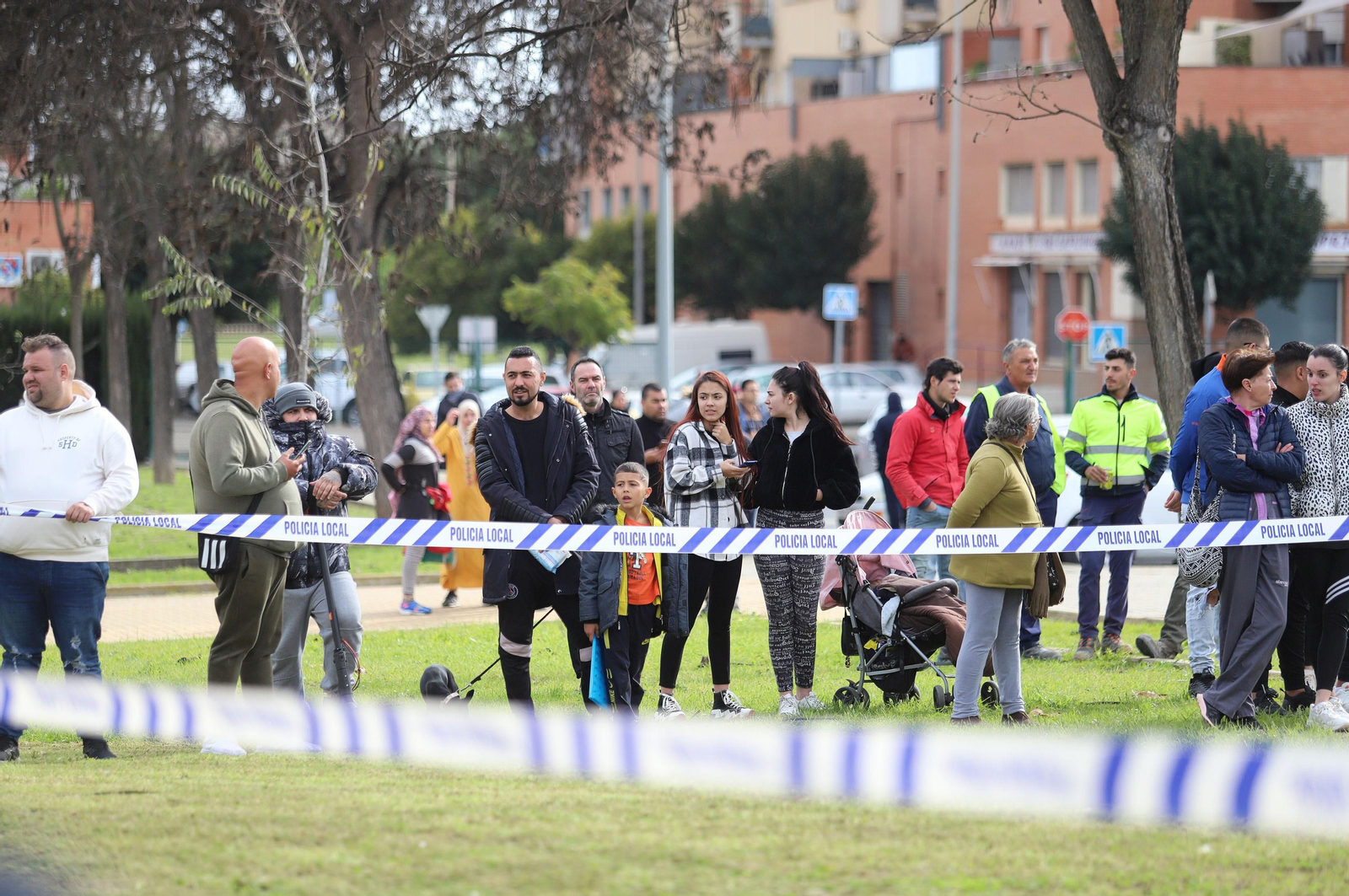 Imágenes del atrincherado que amenazaba con hacer estallar una bombona en el Torrejón, Huelva