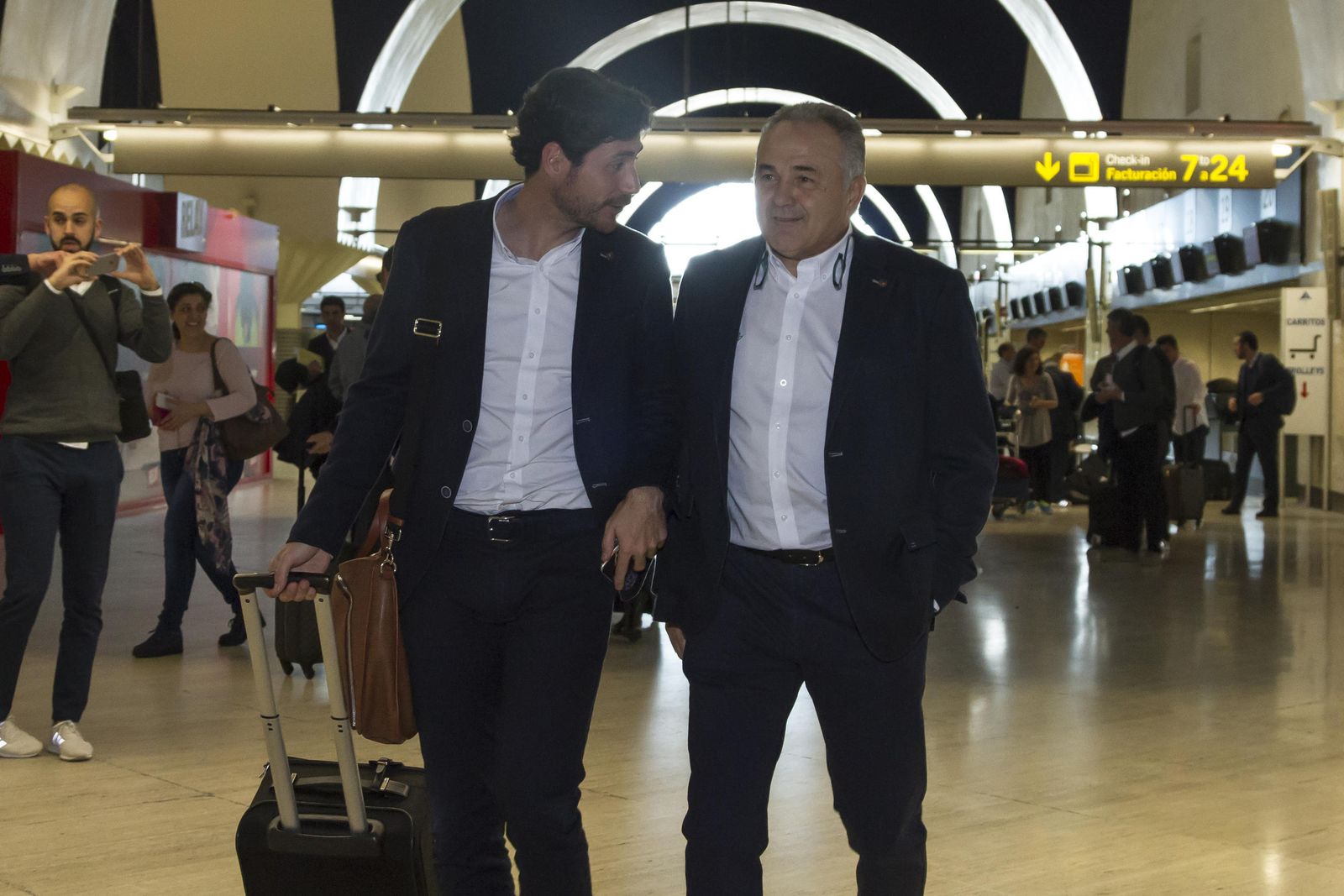 El técnico, Víctor Sánchez del Amo, dialoga con Rafael Gordillo en el aeropuerto de San Pablo.