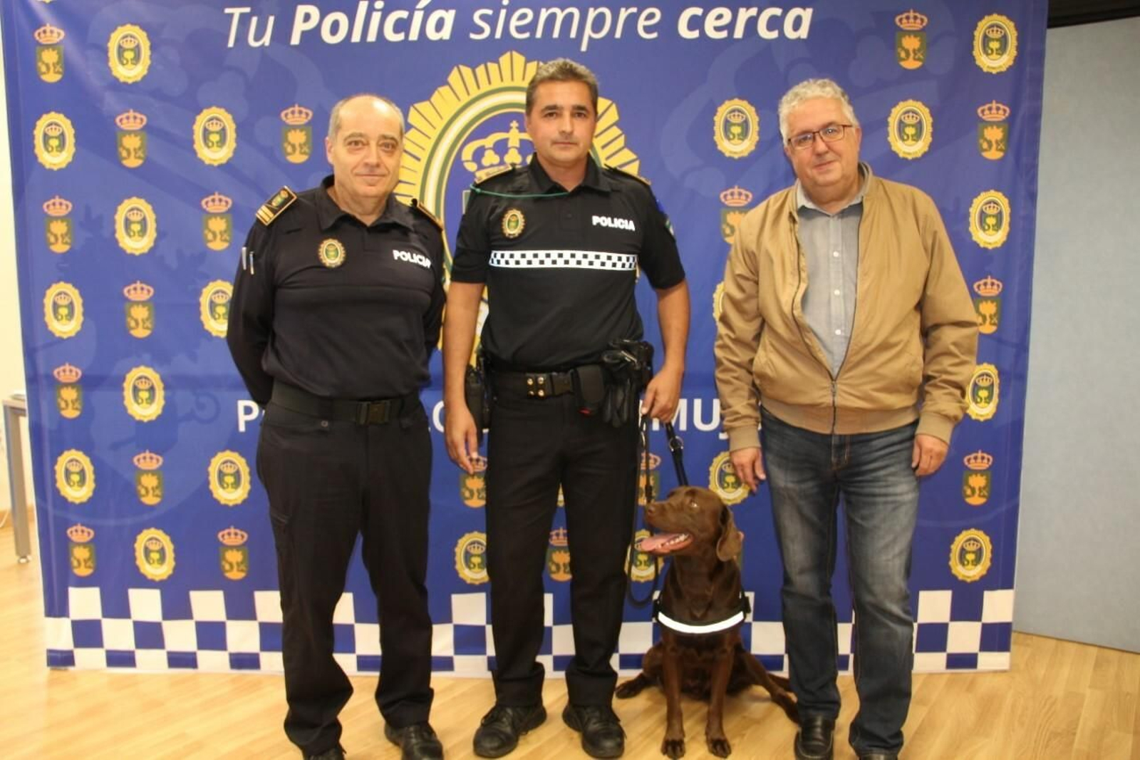 El nuevo perro policía de Bormujos, Kiko, junto al alcalde, Francisco Molina, y el agente con el que vive, Eloy Sánchez.