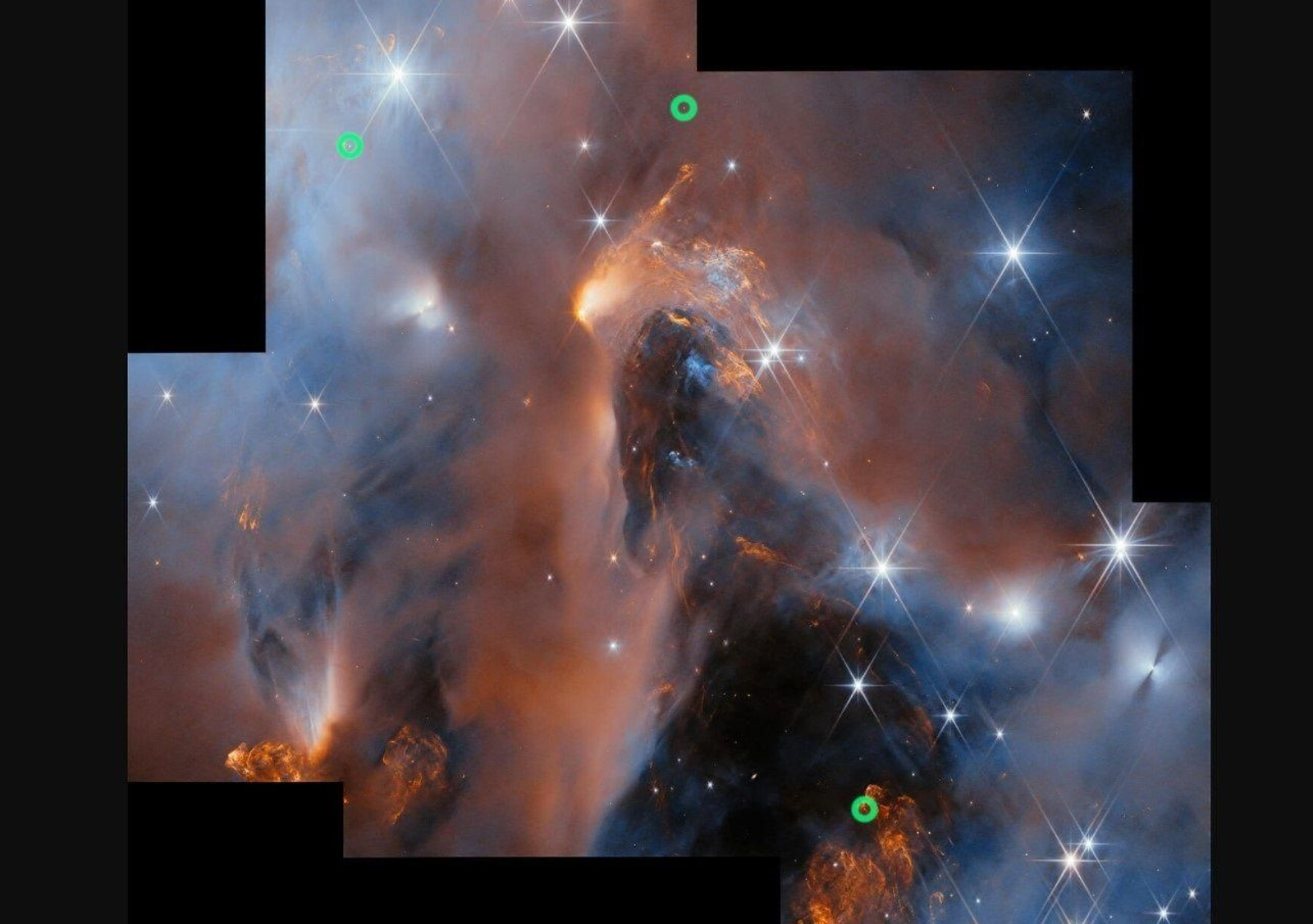Nuevo mosaico de visión de campo amplio del estudio espectroscópico del Telescopio Espacial James Webb de NGC1333, con tres de los objetos de masa planetaria flotantes recientemente descubiertos indicados por marcadores verdes Nuevo mosaico de visión de campo amplio del estudio espectroscópico del Telescopio Espacial James Webb de NGC1333, con tres de los objetos de masa planetaria flotantes recientemente descubiertos indicados por marcadores verdes