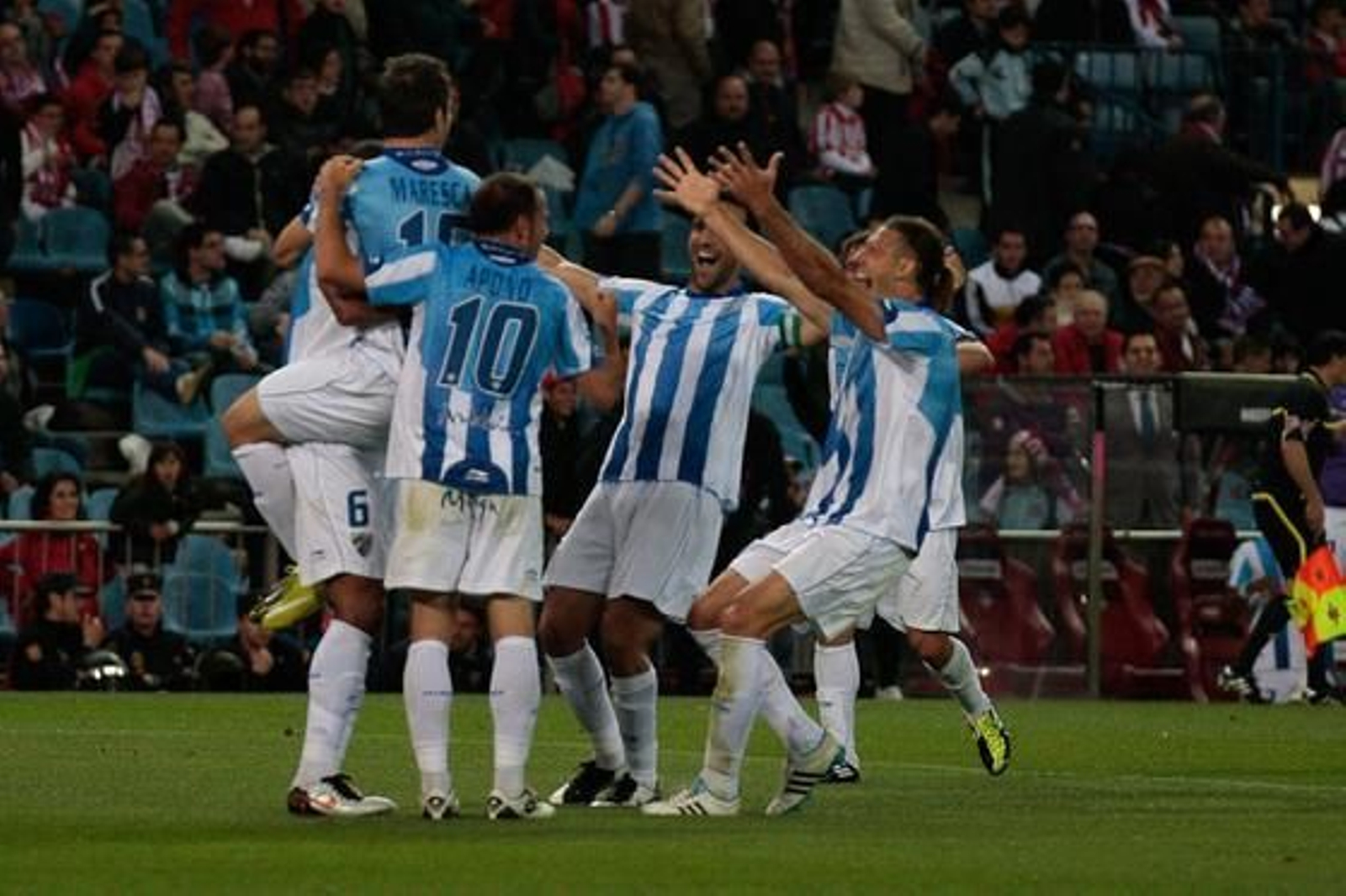 El Málaga golea al Atlético en el Calderón (0-3). / LOF