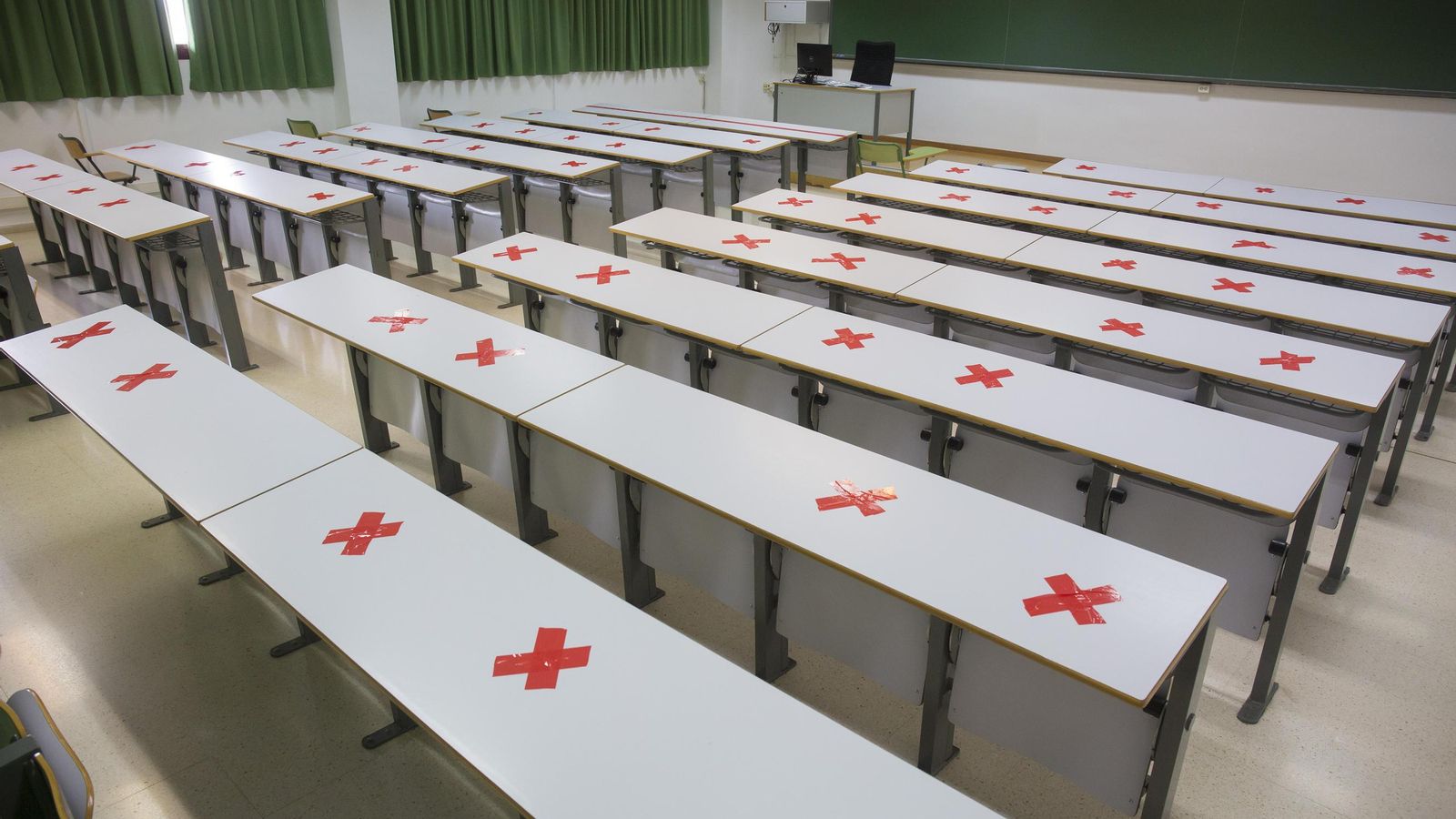 Mesas de las clases de la UMA señalizadas