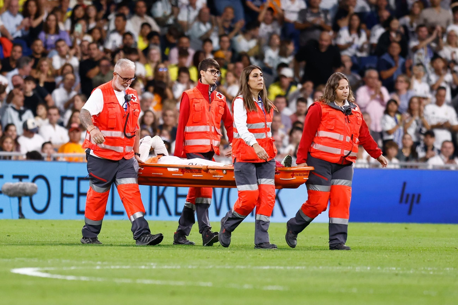 Carvajal se marcha del campo en camilla tras su grave lesión de rodilla.