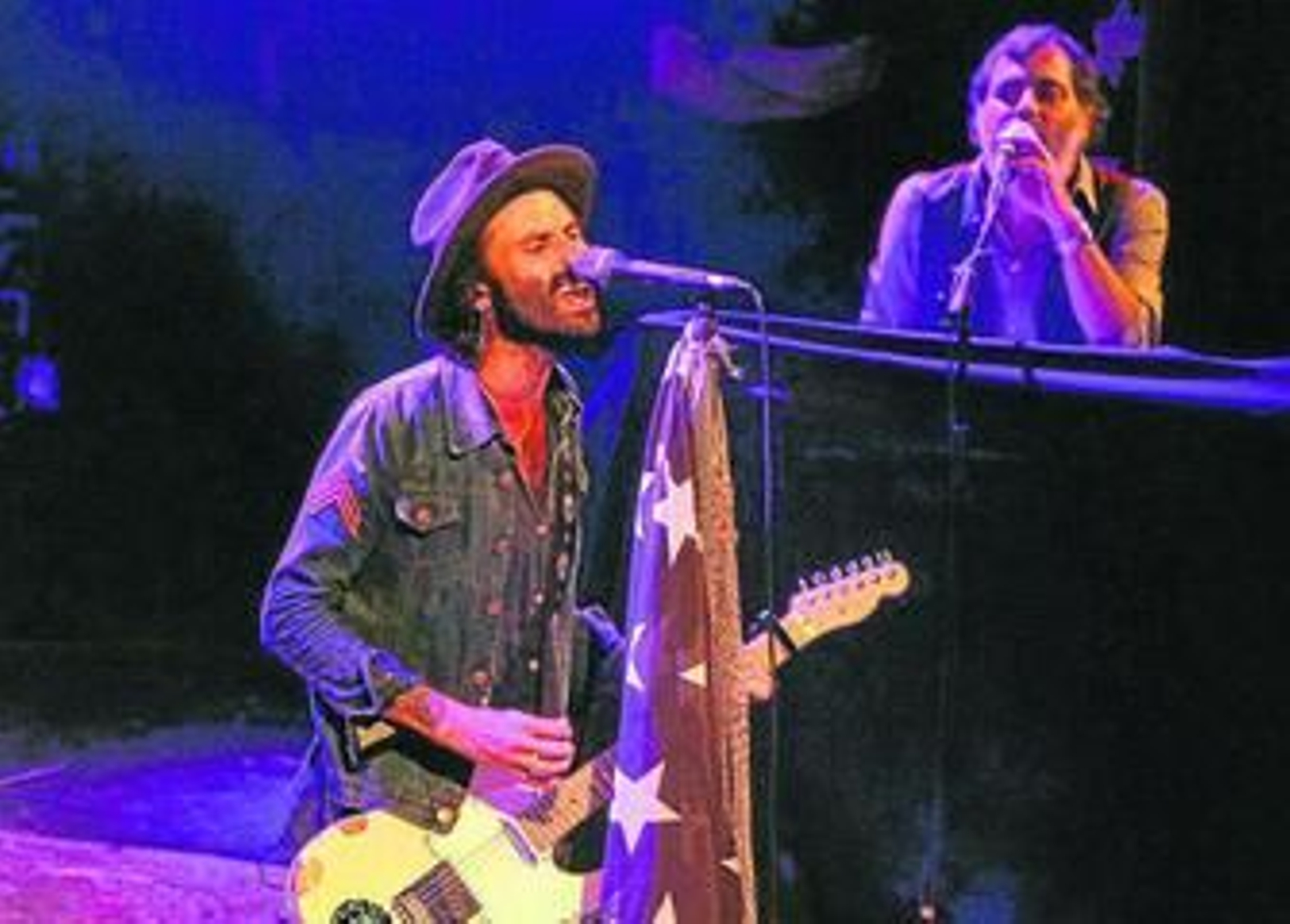 Leiva durante su gran actuación en el Auditorio Maestro Padilla. Leiva durante su gran actuación en el Auditorio Maestro Padilla.