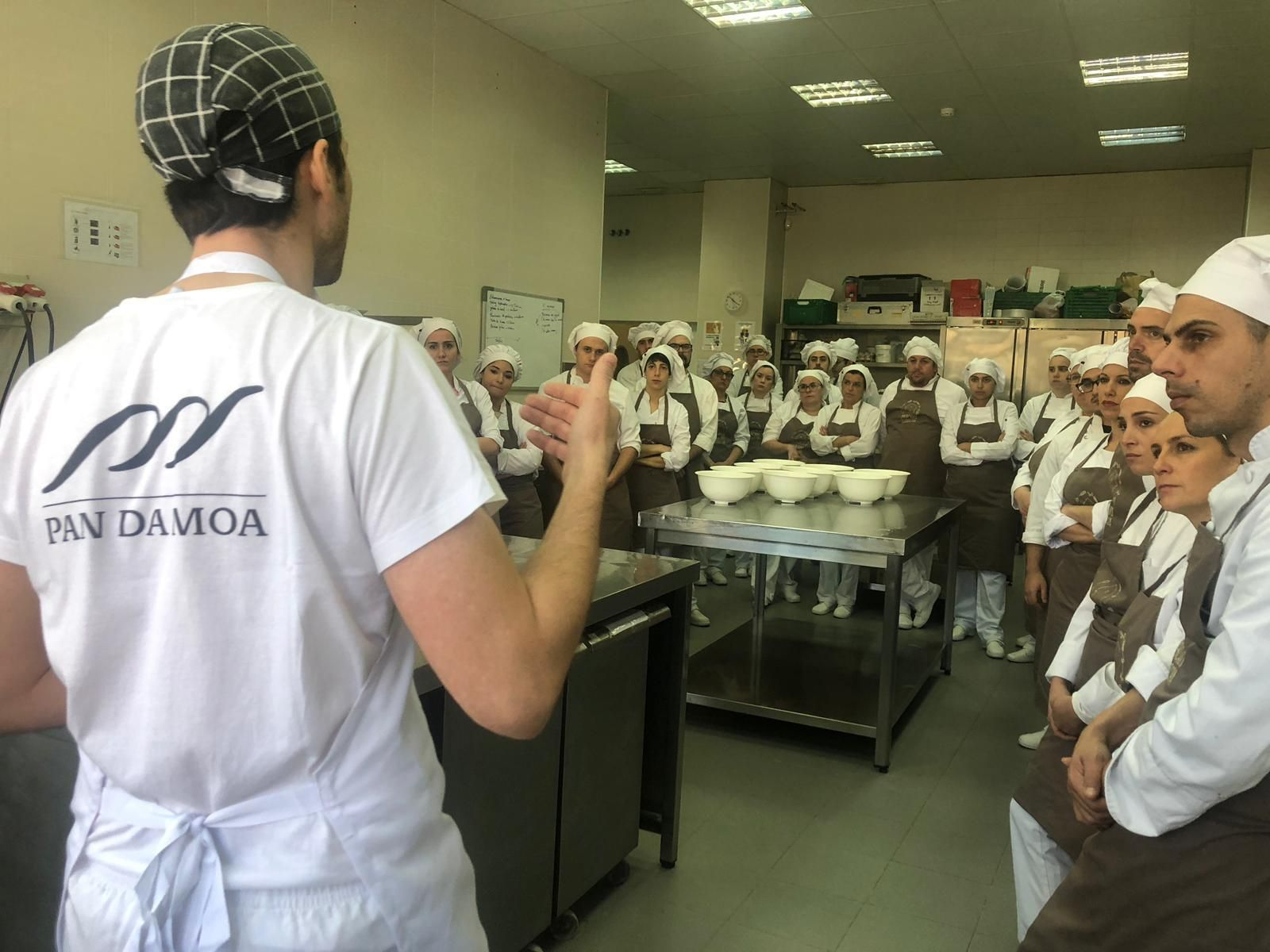 Los alumnos de Pastelería y Panadería del Hurtado de Mendoza escuchan a los profesores antes del inicio de la sesión