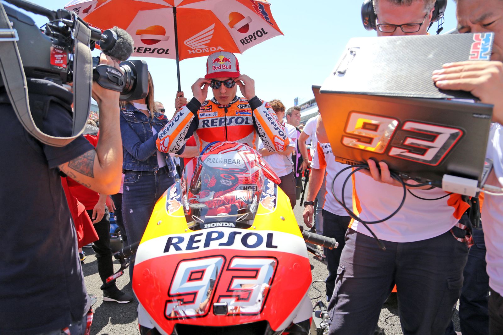 Marc Márquez se ajusta las gafas mientras aguarda en la parrilla de salida.