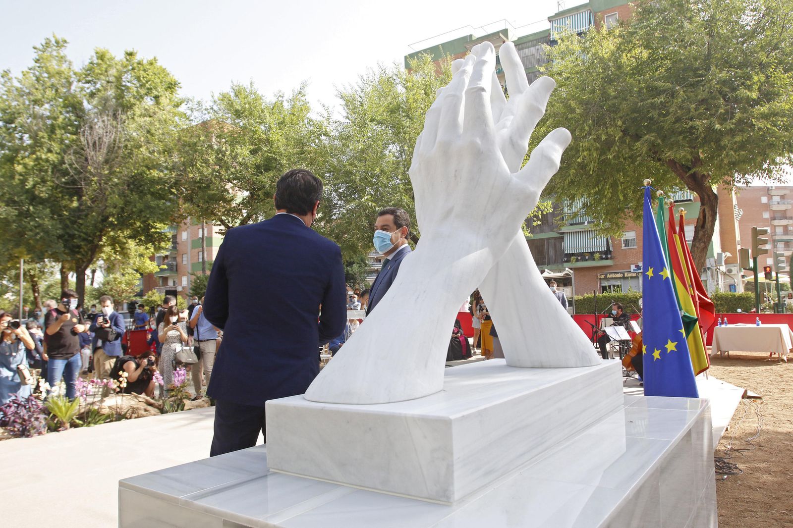 La escultura en honor a los sanitarios en Córdoba, en fotos