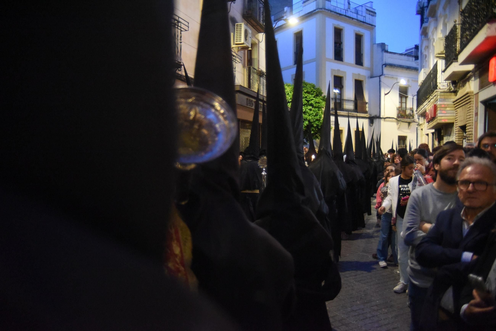 La procesión del Santo Sepulcro en este Viernes Santo de Córdoba, en imágenes