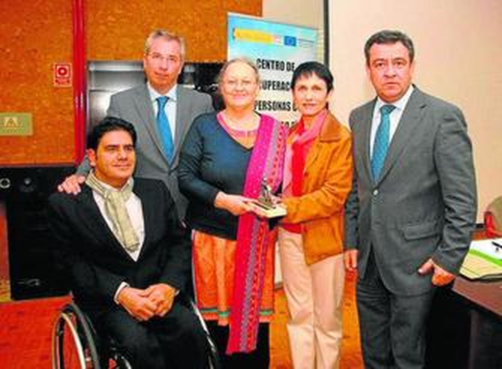 Foto de familia de los asistentes al acto.