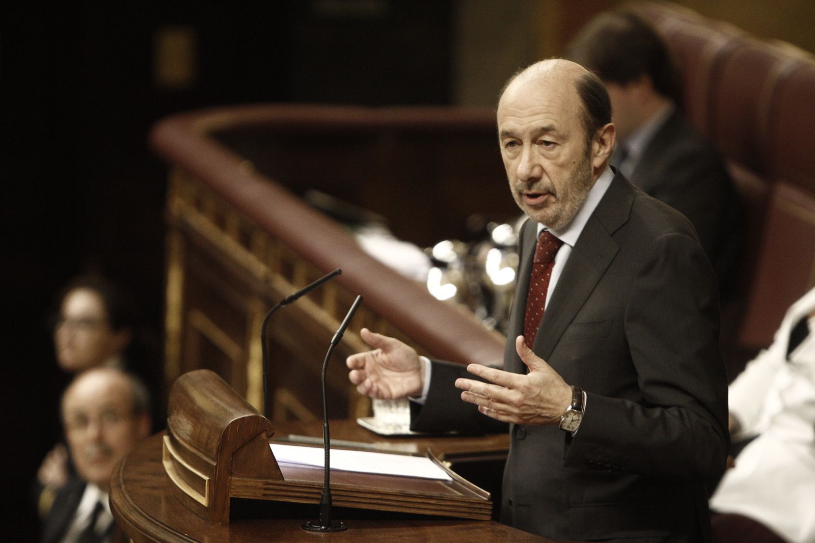 Alfredo Pérez Rubalcaba, en la tribuna de oradores del Congreso.