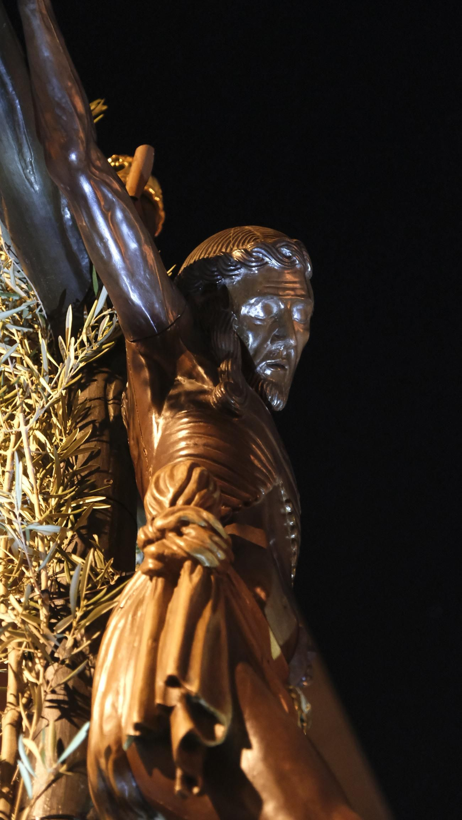 Procesión del Vía Crucis-Cristo de la Escucha en Almería, en imágenes
