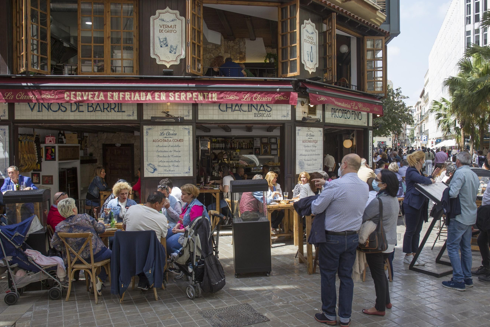 Ambiente en el centro de Málaga en un Jueves Santo sin la Legión