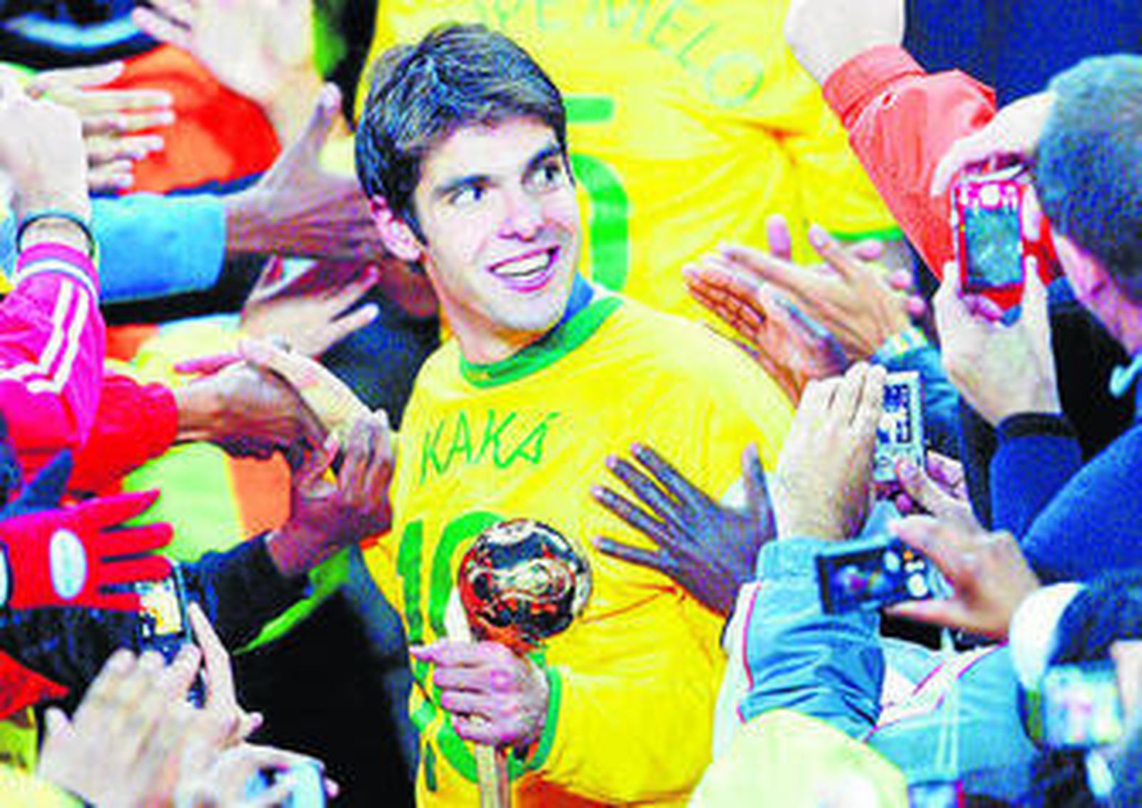 Kaká, con su trofeo al mejor jugador de la Copa Confederaciones 2009.