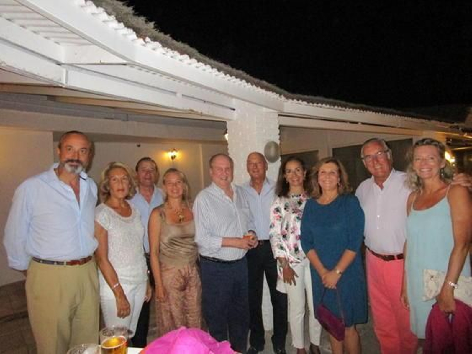 José Ramón Fernández de Mesa, Lala Mergelina, Mariano Bobo, marquesa de Cea, duque de Infantado, marqueses de Vargas, Blanca Pemán, Paco Cuvillo y Pilar Benítez, en el club El Buzo, en la urbanización de Vista Hermosa, en El Puerto de Santa María  Foto: Ignacio Casas de Ciria