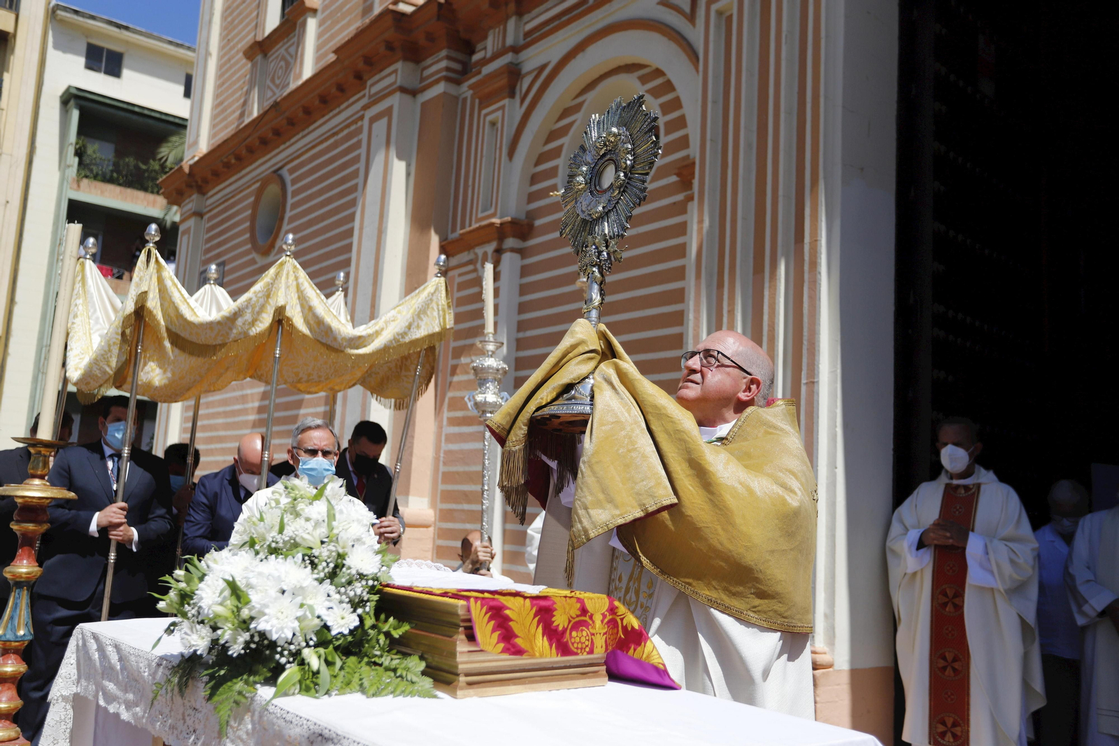 Santiago Gómez realiza la bendición en las puertas de la catedral de Huelva.