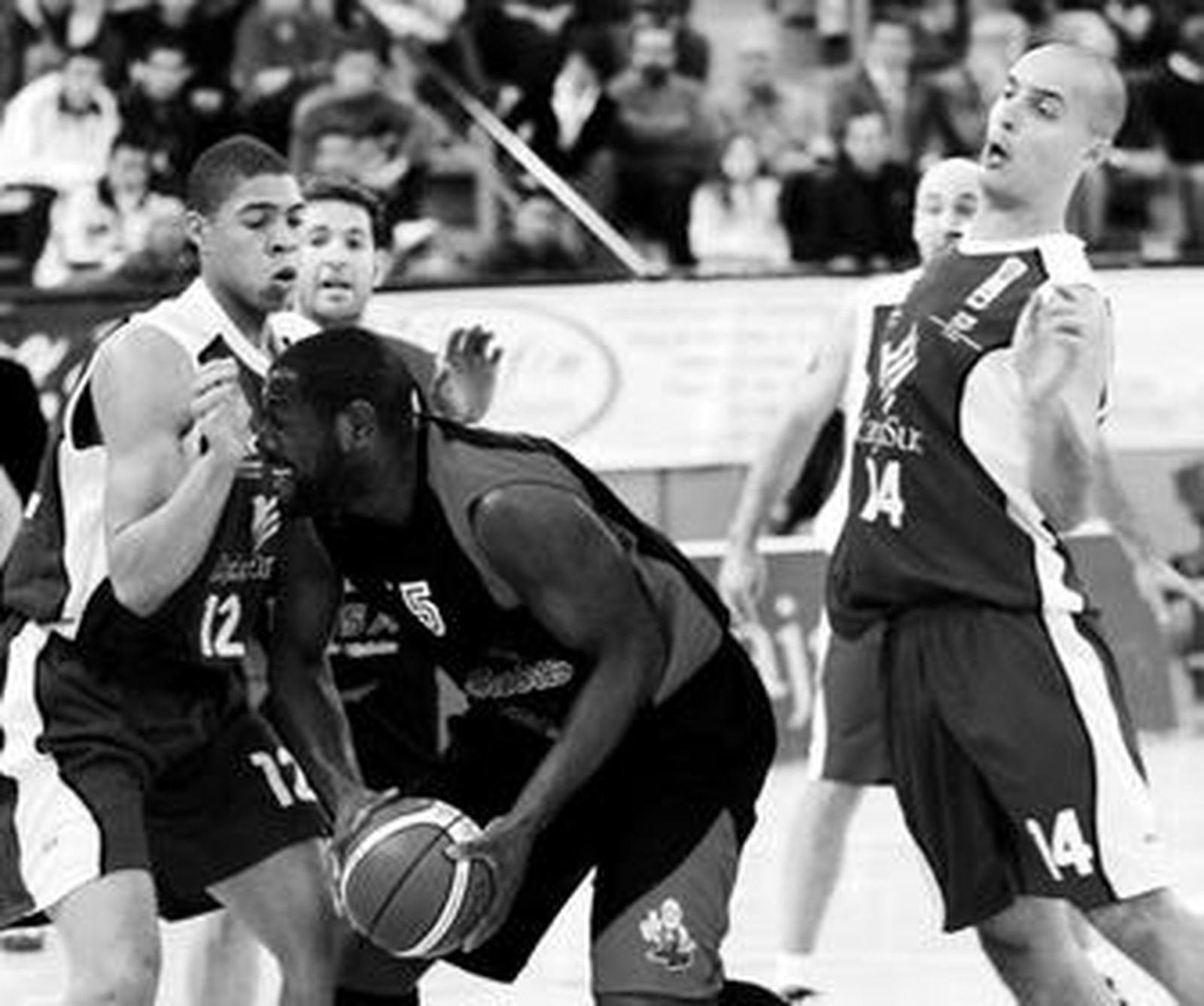 Jeff Mallory defiende a Griffin durante el Cajasur-Salsas Musa de la pasada temporada.