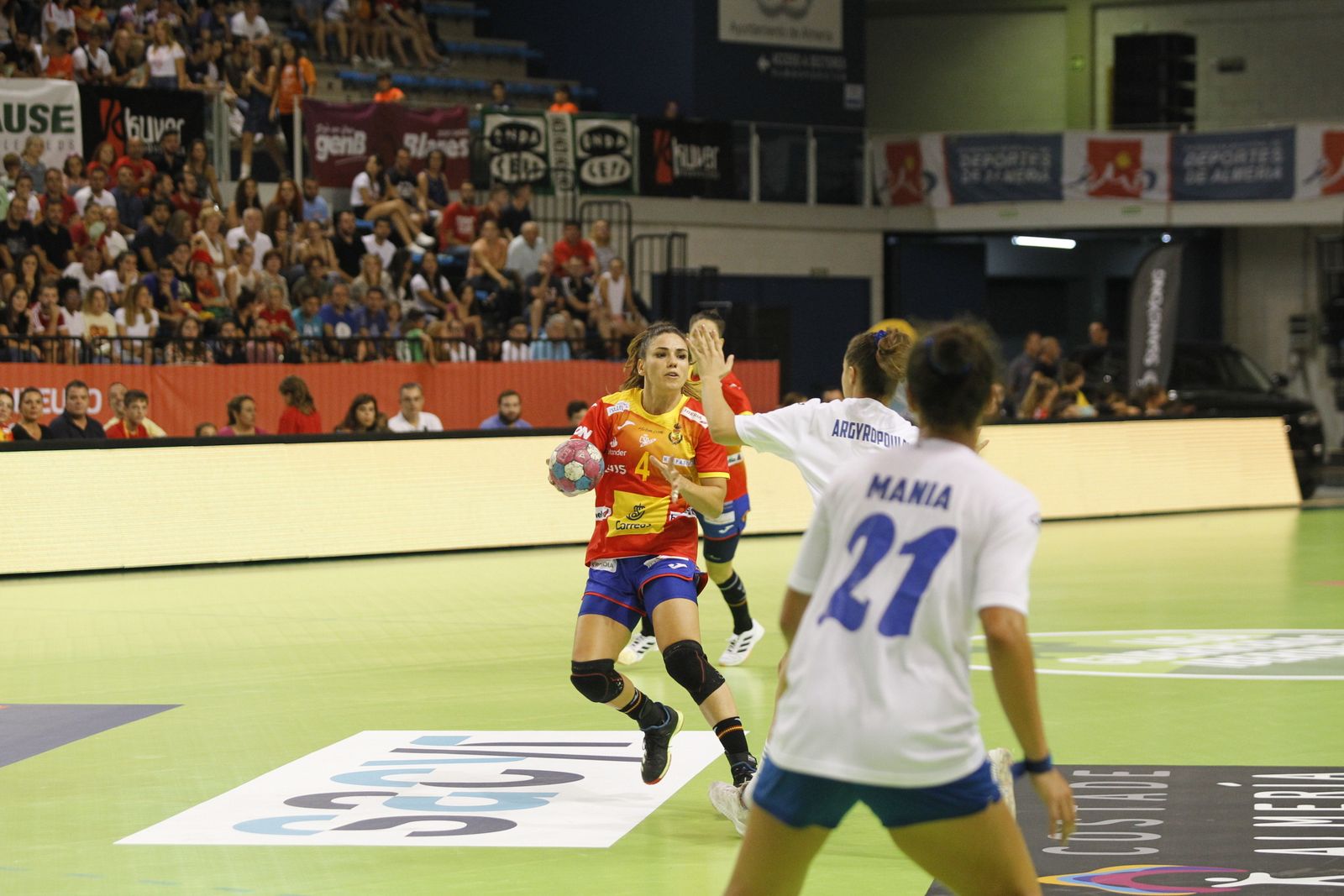 Carmen Martín trata de irse de una rival durante un encuentro de las 'Guerreras' en Almería.