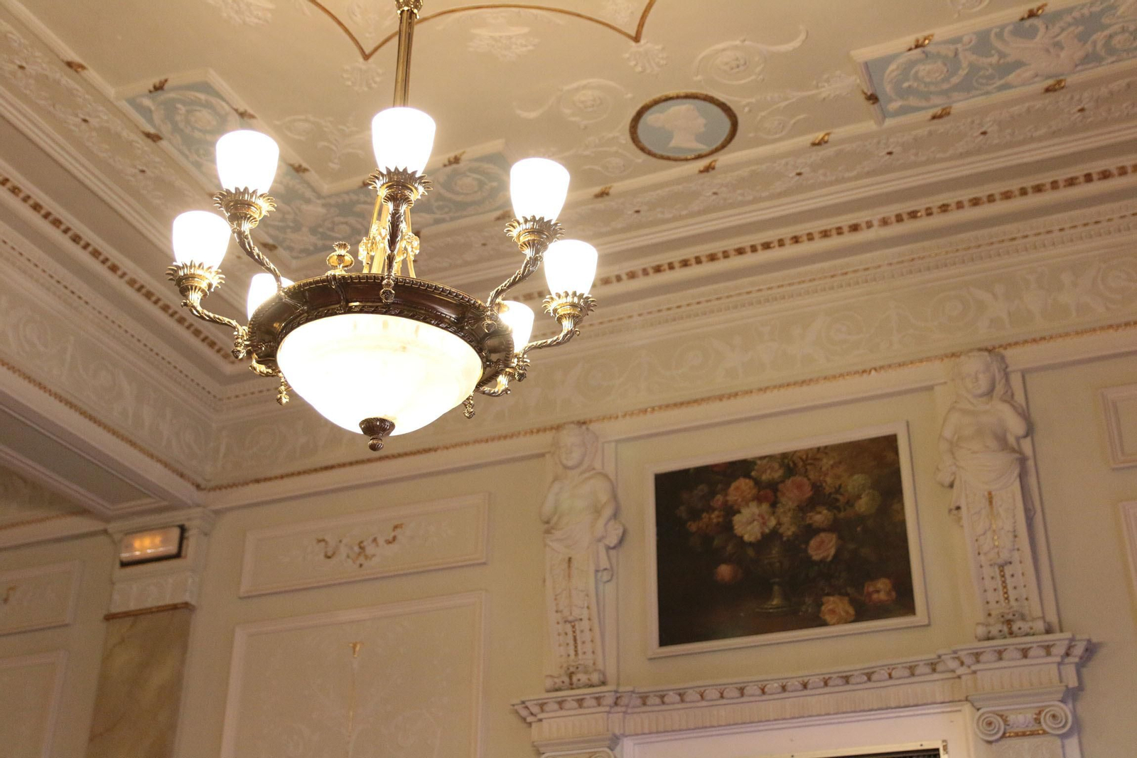 Así de espectaculares son los salones del Círculo Mercantil de Almería