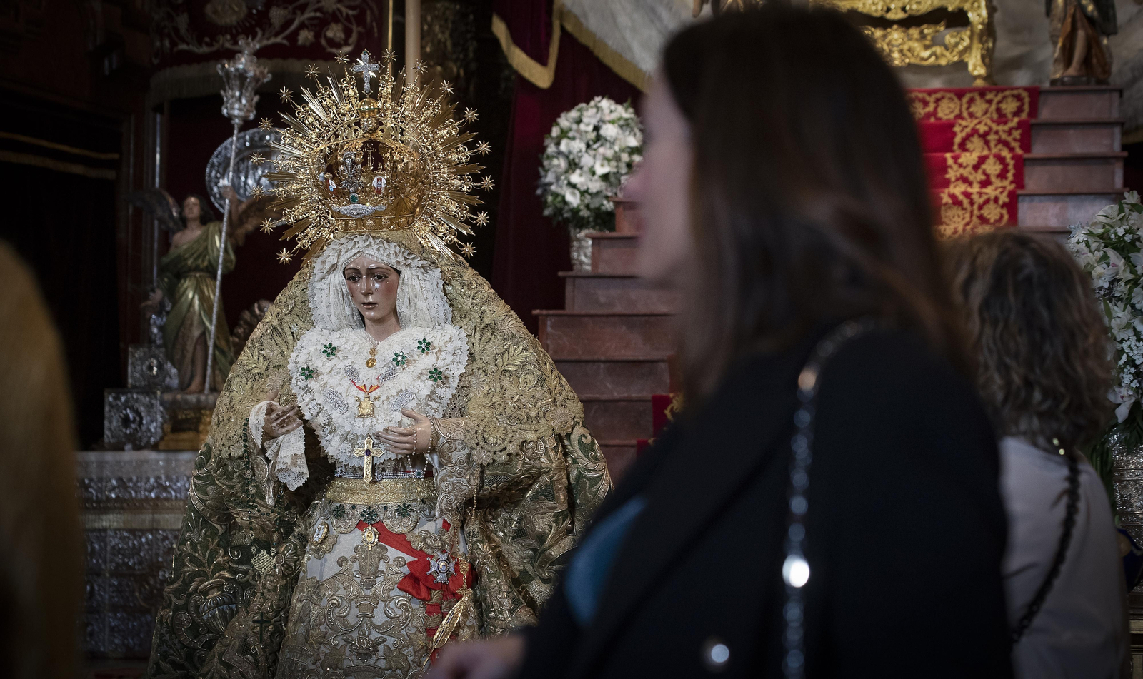 El besamanos de la Macarena, en imágenes