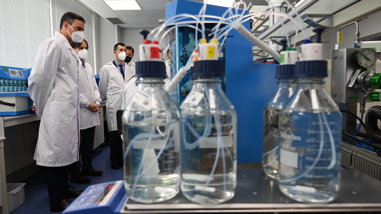 Fotos de la visita de Pedro Sánchez a los Laboratorios Rovi en el PTS de Granada