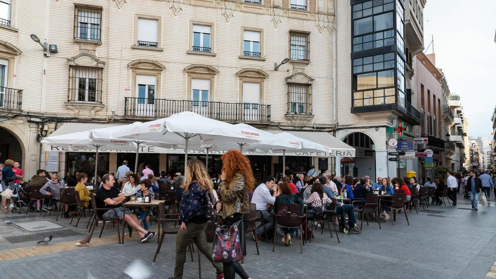 Terrazas de la capital llenas de personas.