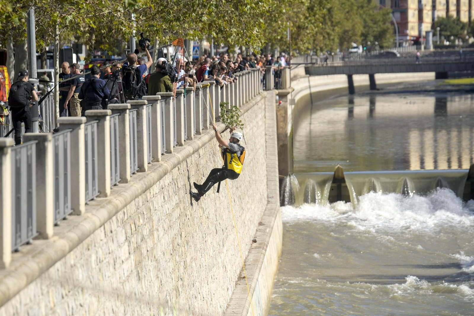 Así ha sido el simulacro de rescate en el río Genil de Granada