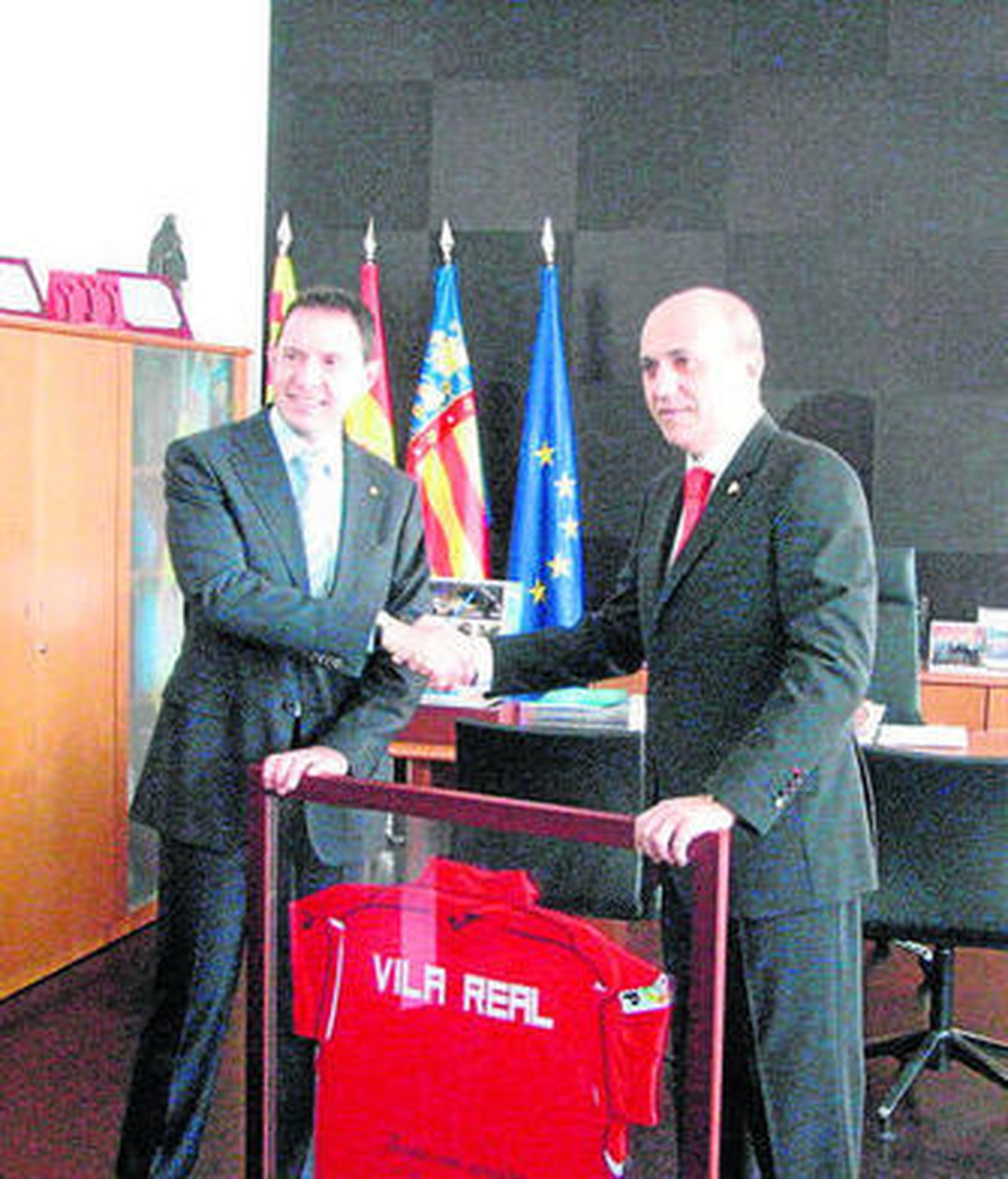 Del Nido le da una camiseta al alcalde de Villarreal, Juan José Rubert.