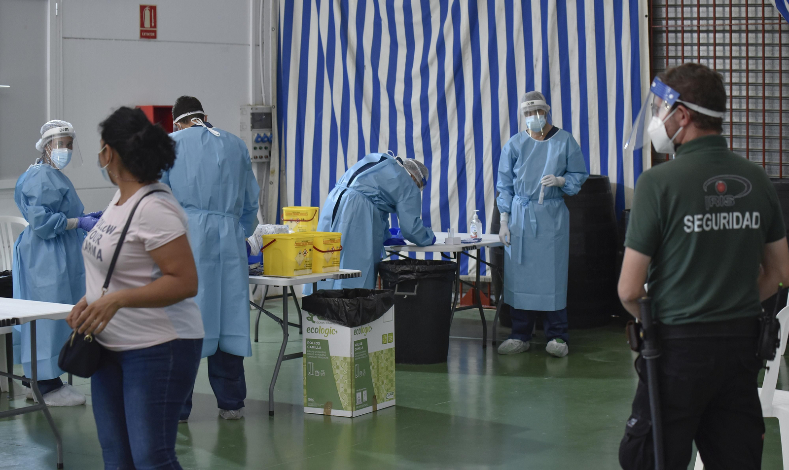 El equipo de sanitarios que realizó los test en la Caseta Municipal de Arahal, el pasado jueves.