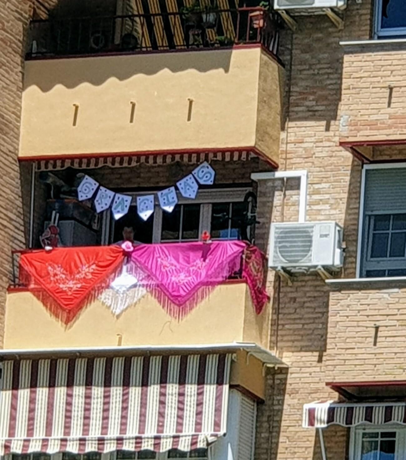 Balcones adornados por el día de la cruz