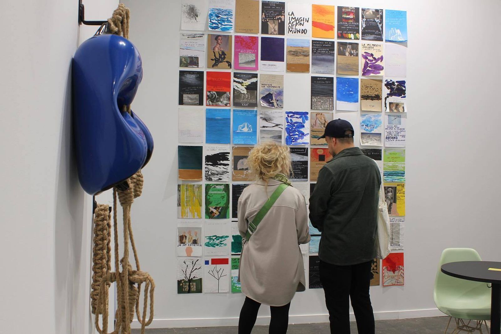 Dos visitantes contemplan las obras del artista sanluqueño Paco Pérez Valencia.