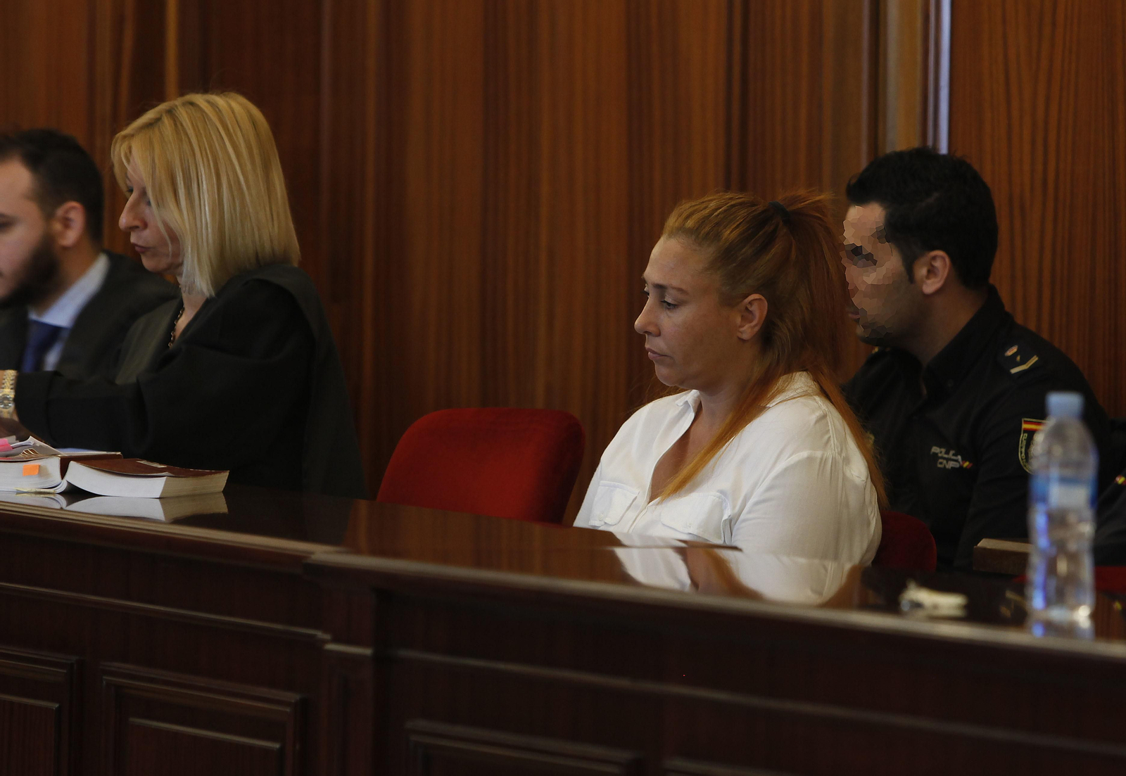 Carmen Quero, de blanco, en el banquillo en la primera sesión del juicio.