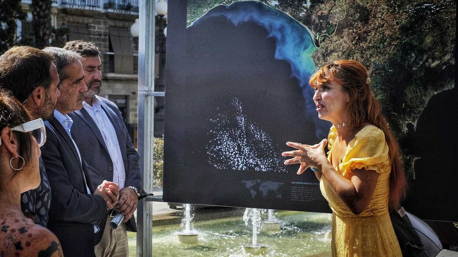 Isabel Caballero explica la exposición a las autoridades ante el panel del golfo de Cádiz.