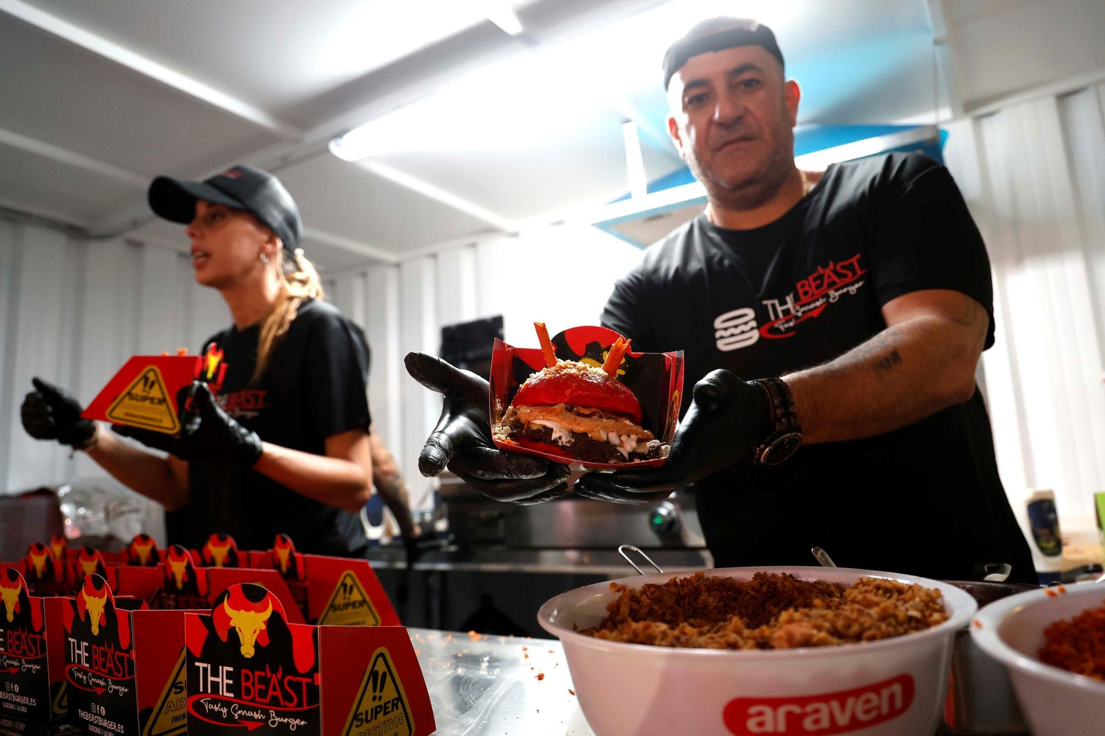 The Beast Burger, preparando su hamburguesa.