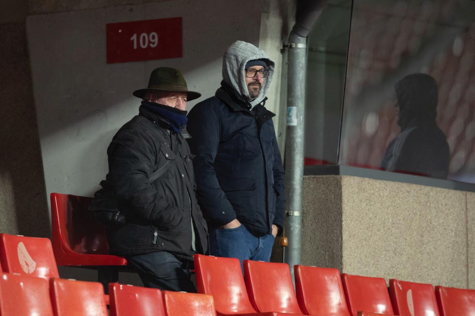 Dos aficionados en el Nuevo Los Cármenes durante el partido del pasado domingo.