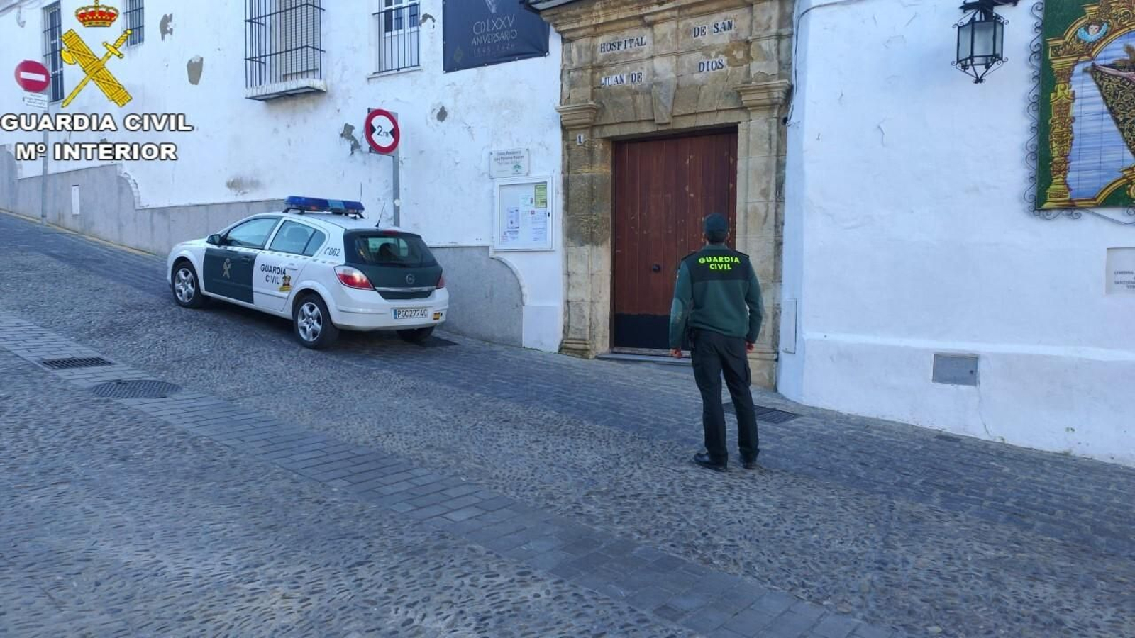 La Guardia Civil en la sede de Cáritas en Arcos. La Guardia Civil en la sede de Cáritas en Arcos.