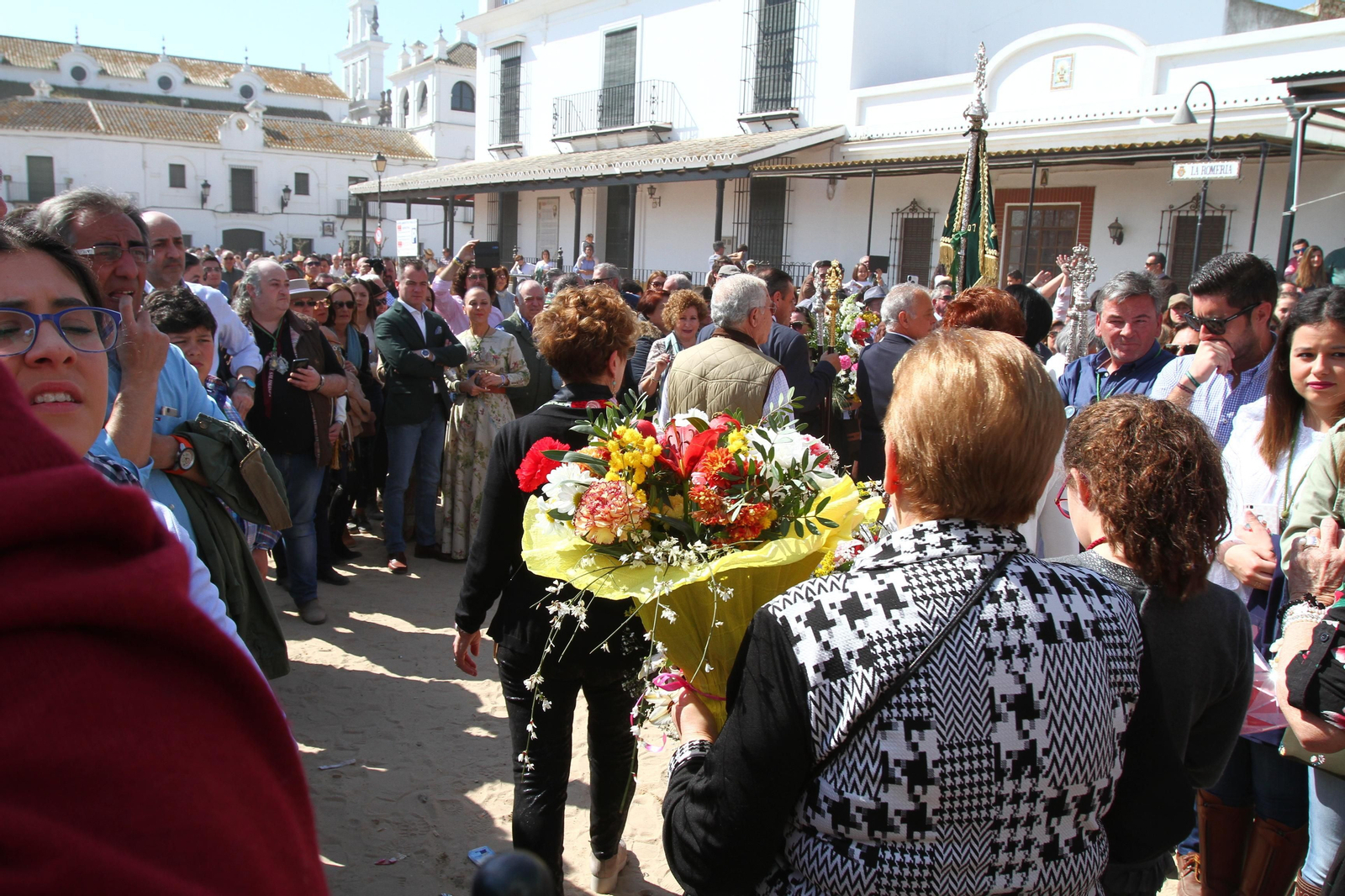 La Hermandad de Huelva se presenta ante la Virgen del Rocío en su peregrinación a la aldea almonteña