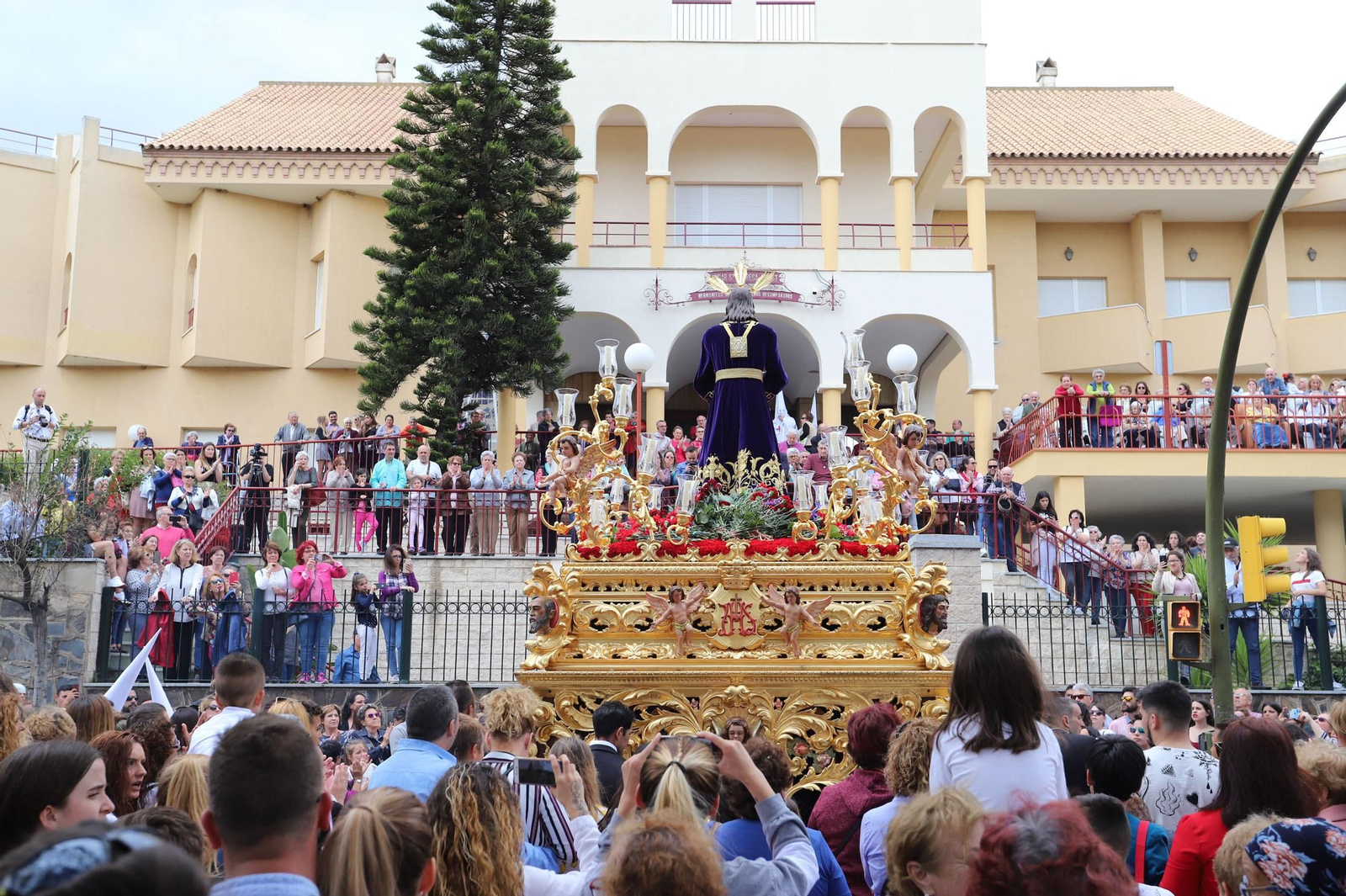Imágenes del recorrido de la Hermandad del Cristo Cautivo de Huelva