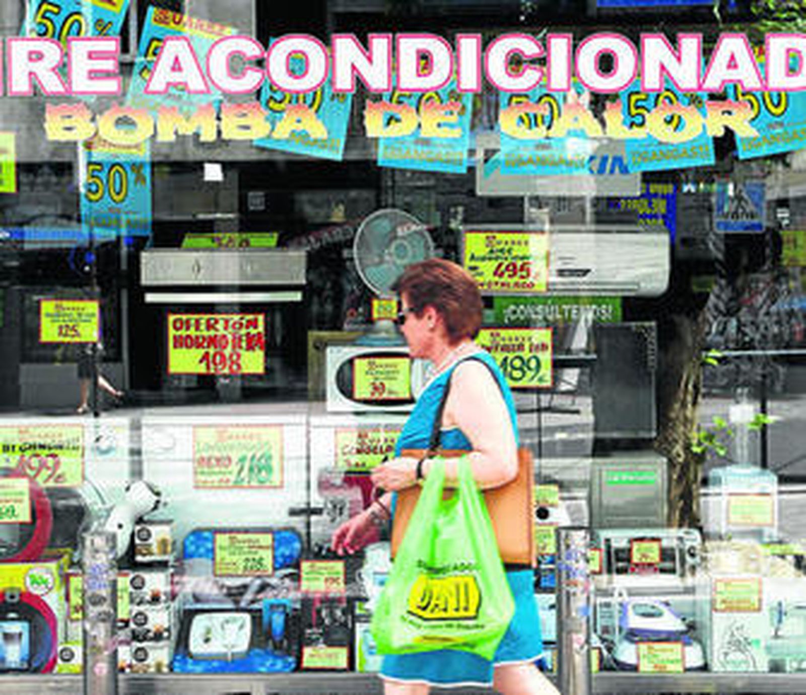 Escaparate de un negocio que vente aparatos de climatización.