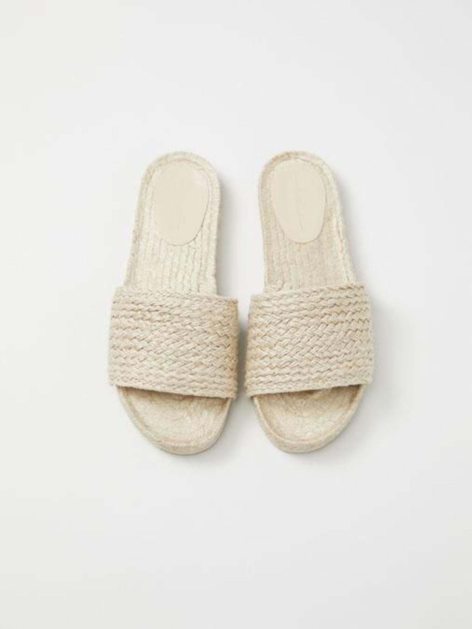 Sandalias planas de rafia de Lefties.